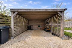 Zonnige middag in een houten carport.png